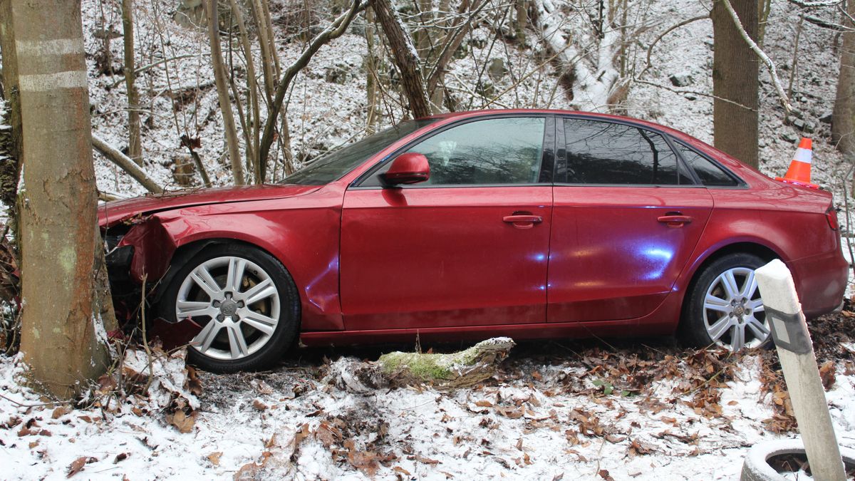 Mladý řidič audi na Přerovsku podcenil namrzlou vozovku. Narazil do stromu